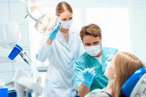 lekarz ortodonta podczas przeglądu jamy ustnej pacjenta