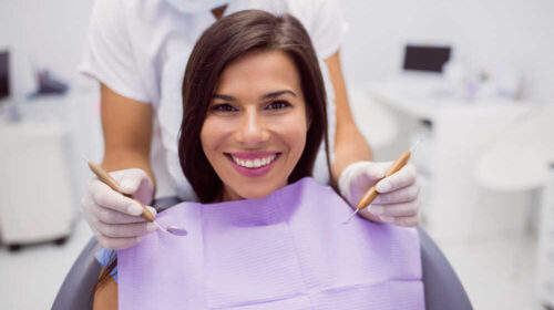 Kobieta na fotelu u stomatologa