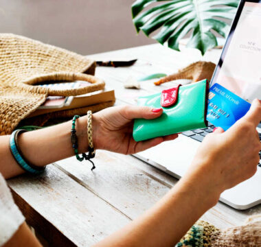 kobieta podczas zakupów online wykorzystuje kartę kredytową