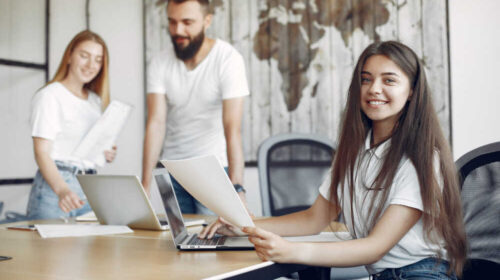 trójka studentów poszukujących pracy po studiach